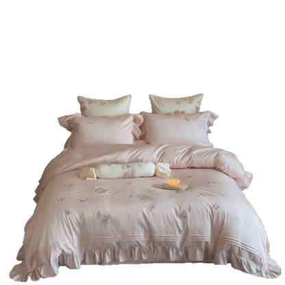 Romantisches Satin-Bettbezug-Set mit Rüschenvolant, Rosenstickerei und Zierkissen Brehn