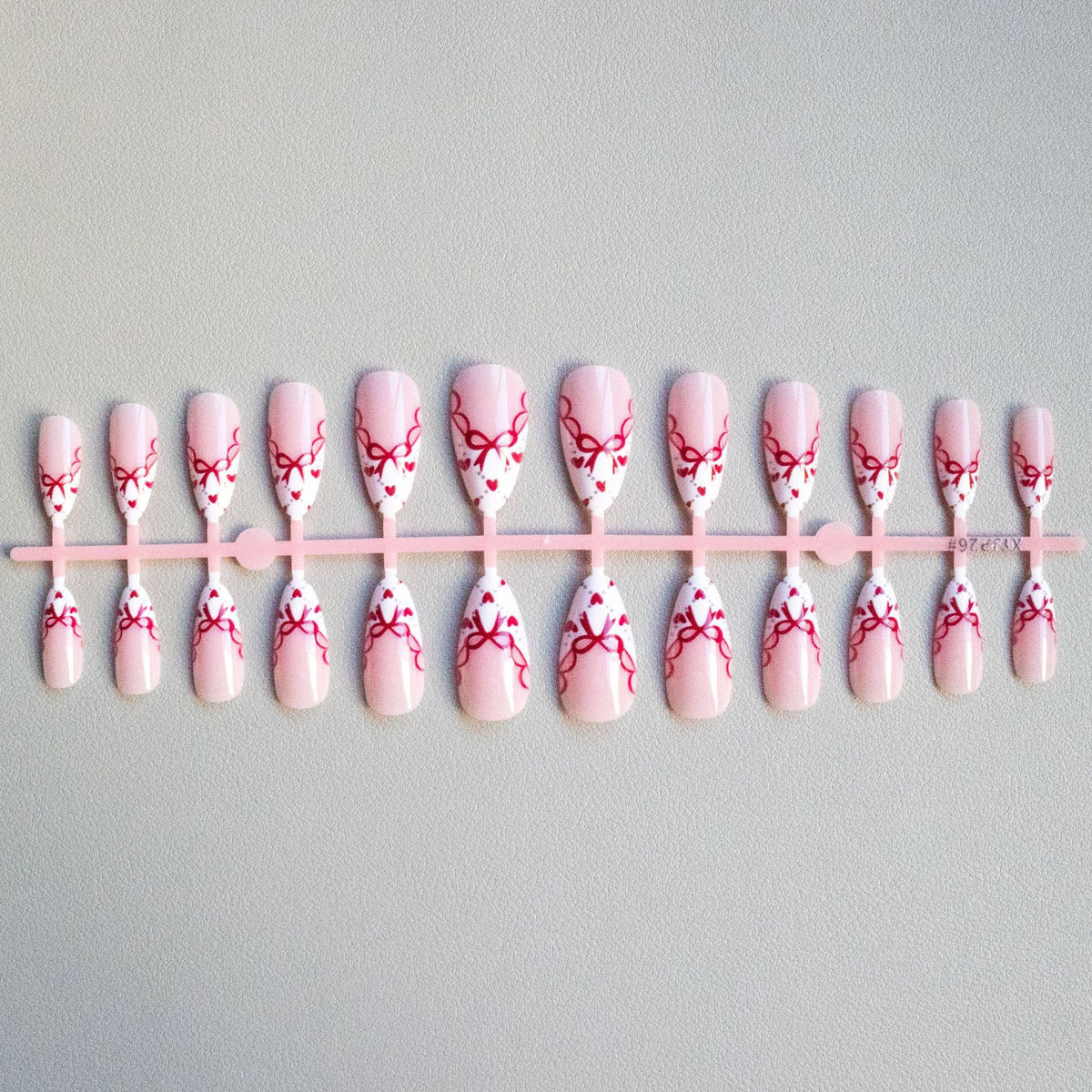 Künstlerisches Herzmotiv Nagelkunst