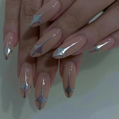 Kunstvolle Stiletto-Nägel mit Silber-Akzenten Brehn