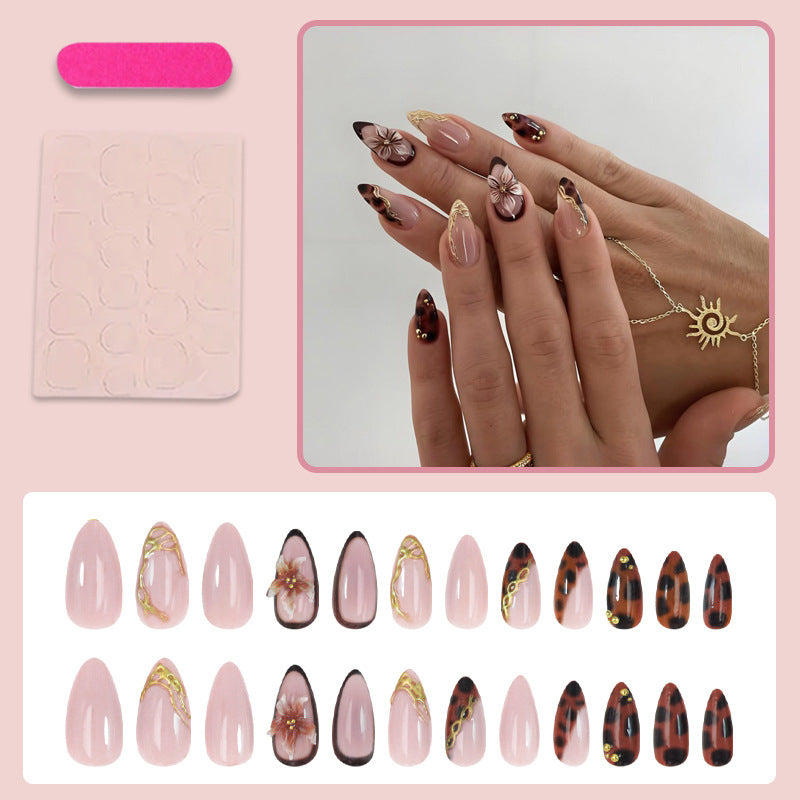 Kunstnagelset mit eleganten floralen Akzenten und glitzerndem Design Brehn