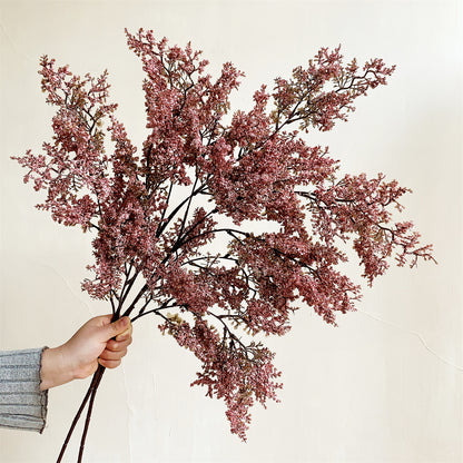 Dekorativer getrockneter Blumenstrauß mit Ästen
