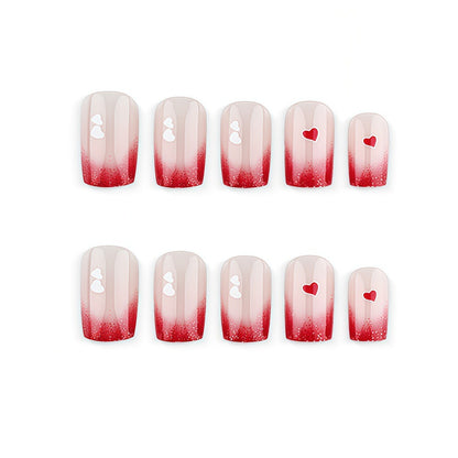 Romantische Nagelkunst mit Herzmotiven Brehn