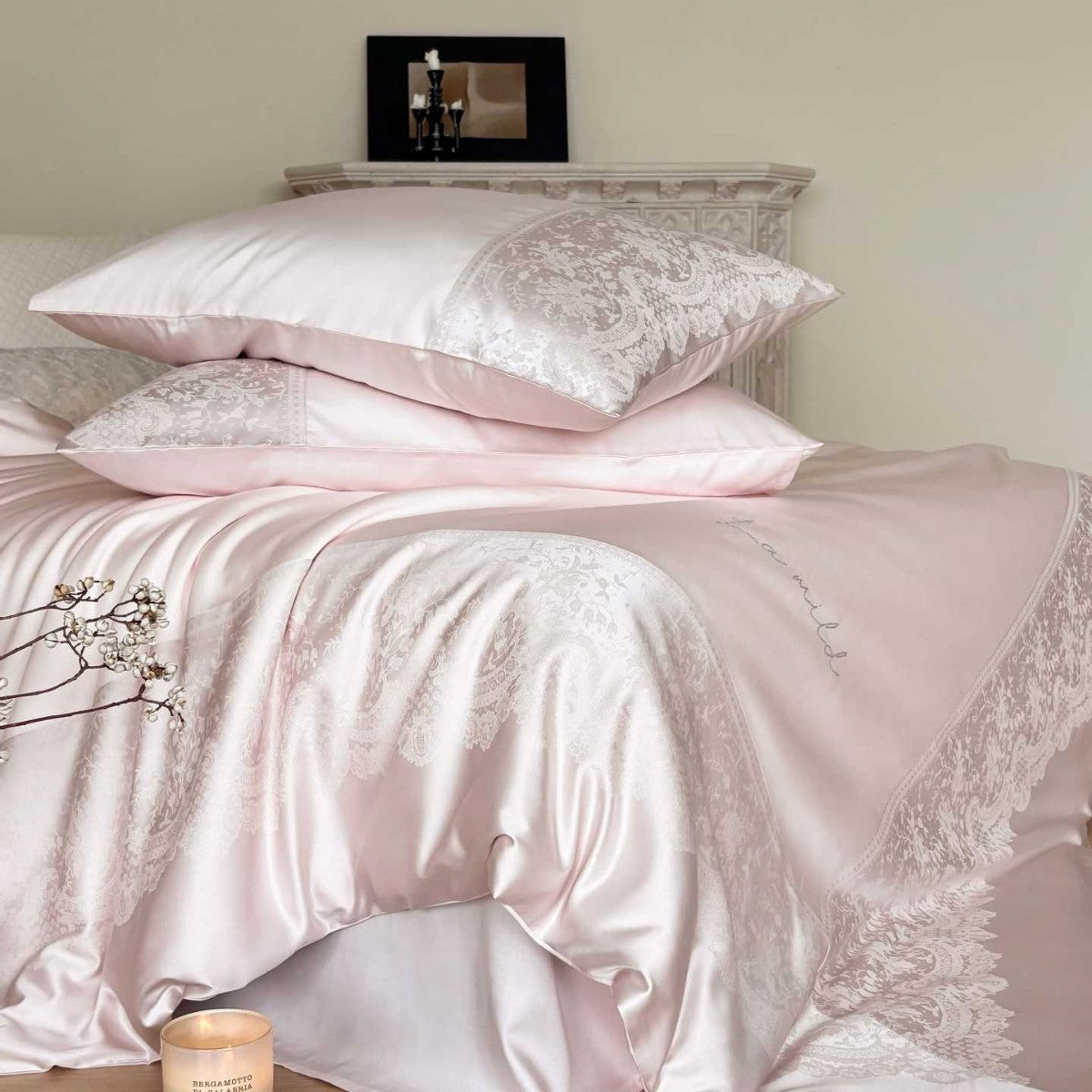 Luxuriöse Jacquard-Satin-Bettdecke und Bettbezugsensemble mit Spitzenrandrock