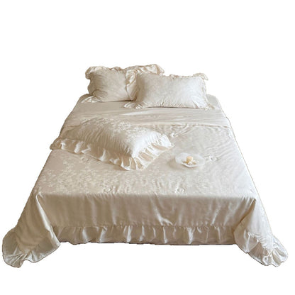 Satin-Duvetbezug-Garnitur mit zarten Volants und tonigem Jacquard-Blütenrelief