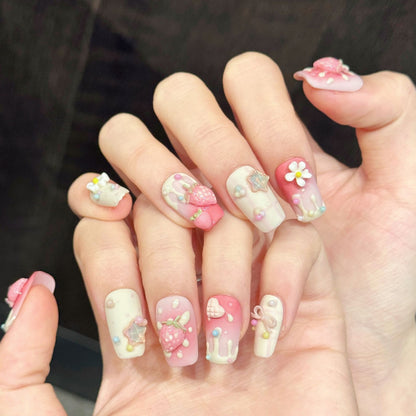 Dekoratives Press-On Nail Art Set mit einzigartigen 3D Charms Designs