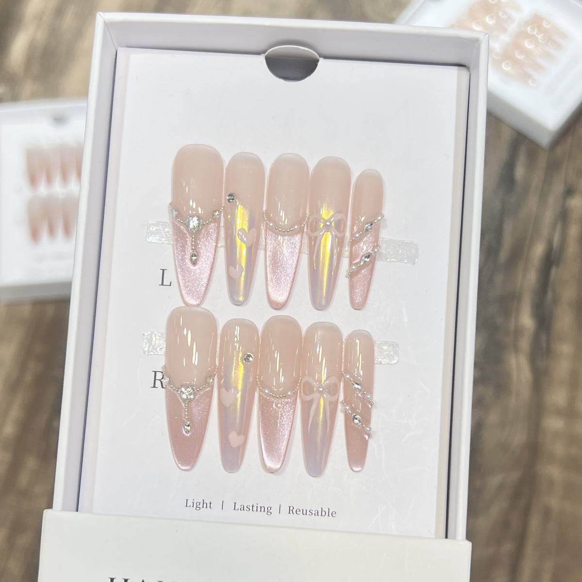 Premium dekorative Press-On Nagelset mit eleganten Edelsteindekoren Brehn