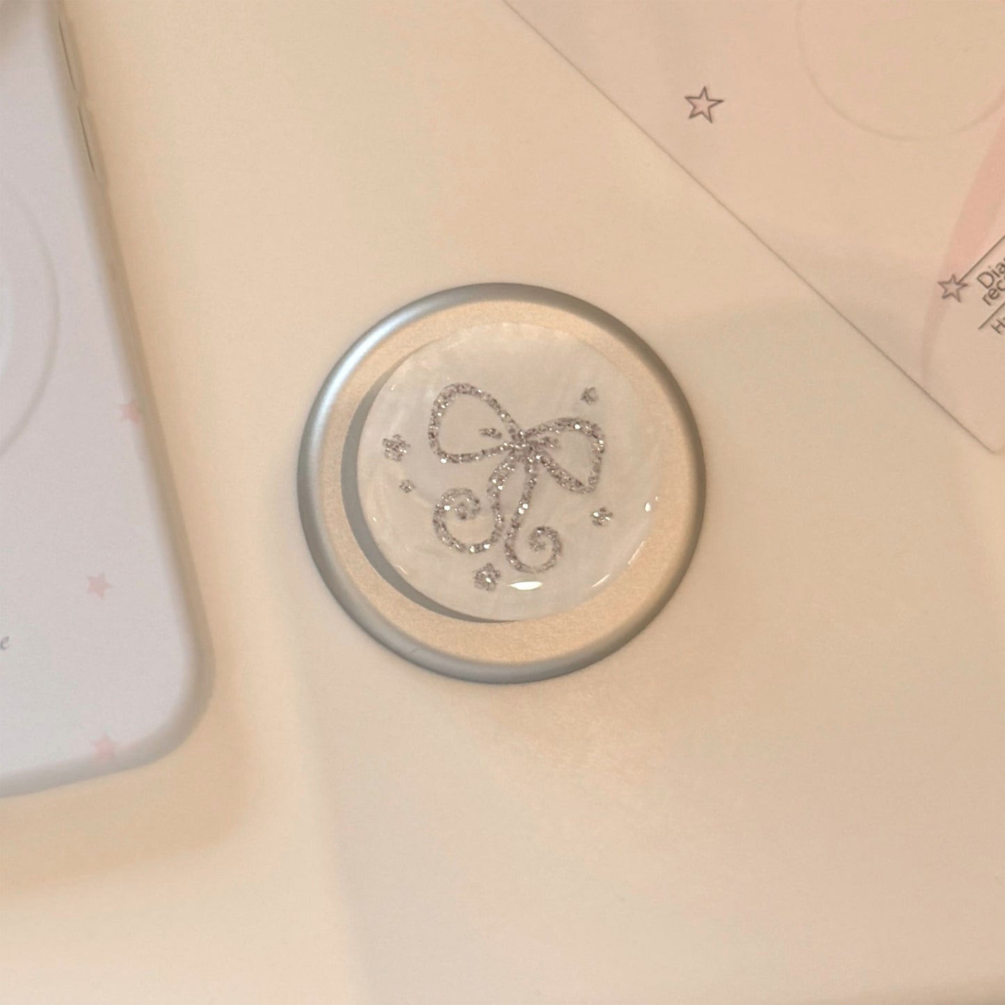 Stilvoller Smartphone Fingerhalter mit Glitzer Schleifendesign Brehn