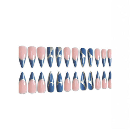 Künstlerisches Stiletto Press-On-Nail-Design mit Metallverzierung Brehn