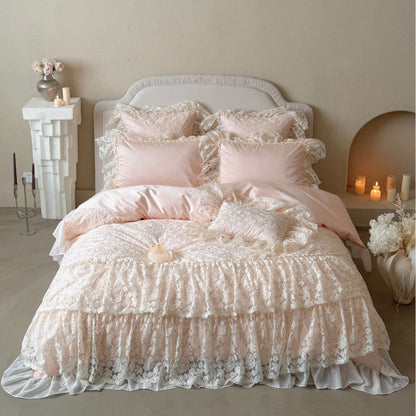 Viktorianische Spitzen-Bettwäschegarnitur mit mehrlagigem Volant und Satinfutter
