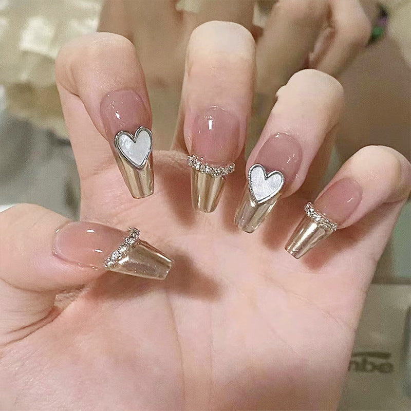 Kunstnagelset mit funkelnden Glitzer- und holografischen Akzenten Brehn