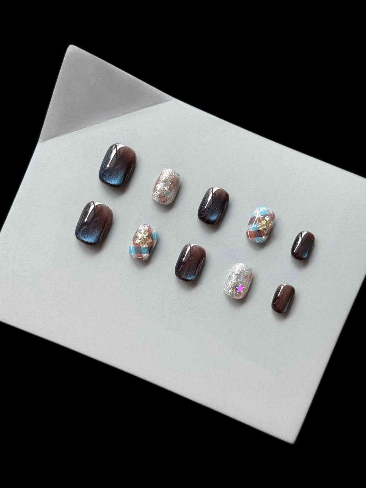 Dekoratives Press-On-Nagelset mit glamourösem Glitzer und floralen Designs