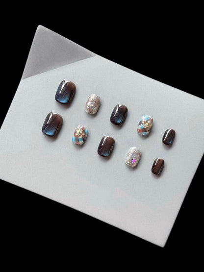 Dekoratives Press-On-Nagelset mit glamourösem Glitzer und floralen Designs