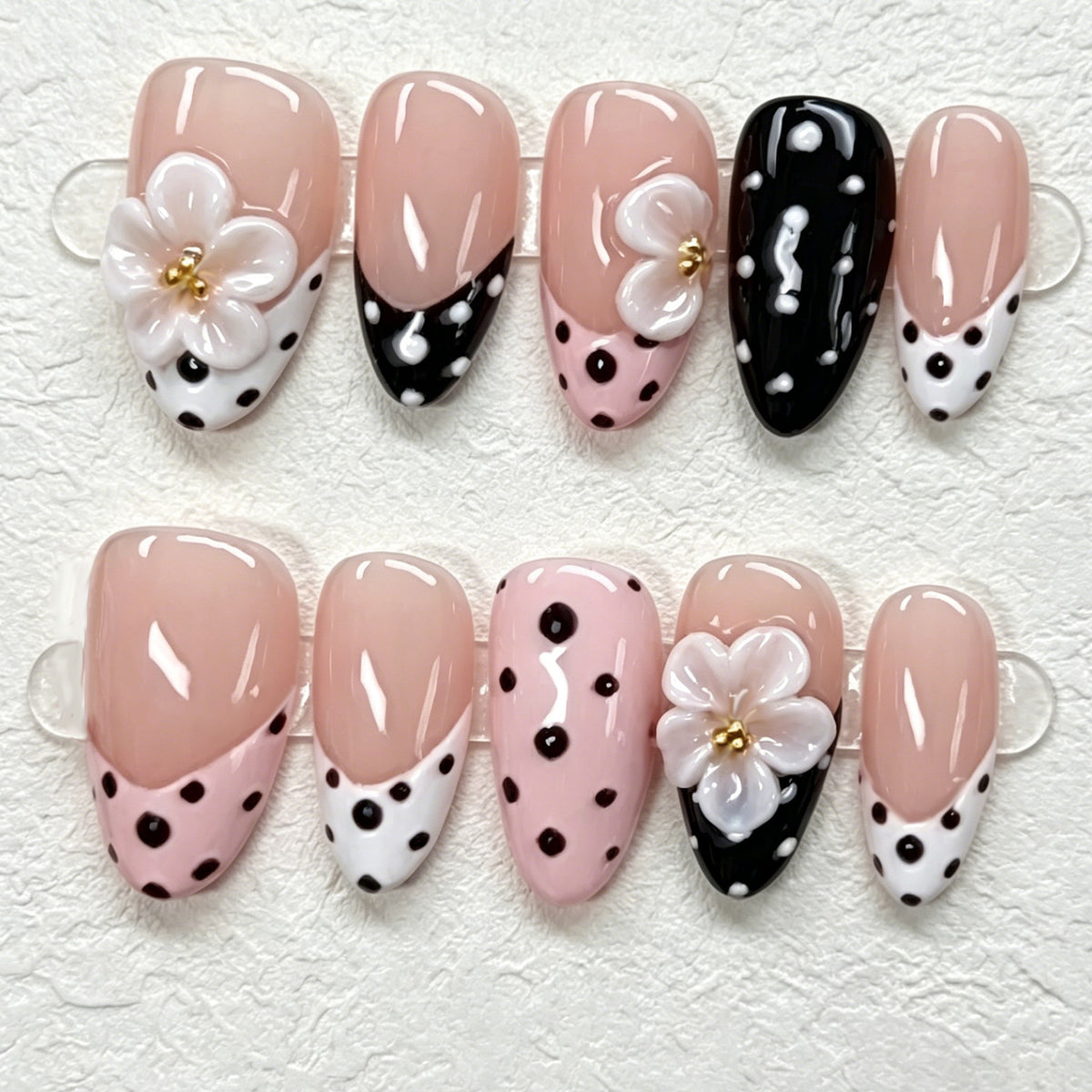 Blumen- und Pünktchen Press-On Nail Art Brehn