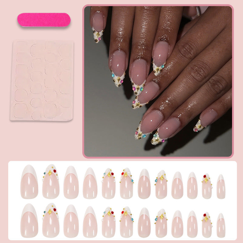 Kunstnagelset mit glamourösen Verzierungen und eleganten Akzenten Brehn