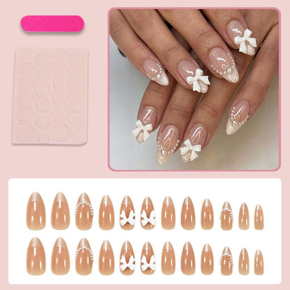 Kunstnagelset mit eleganten Schleifen und Glitzerdetails Brehn