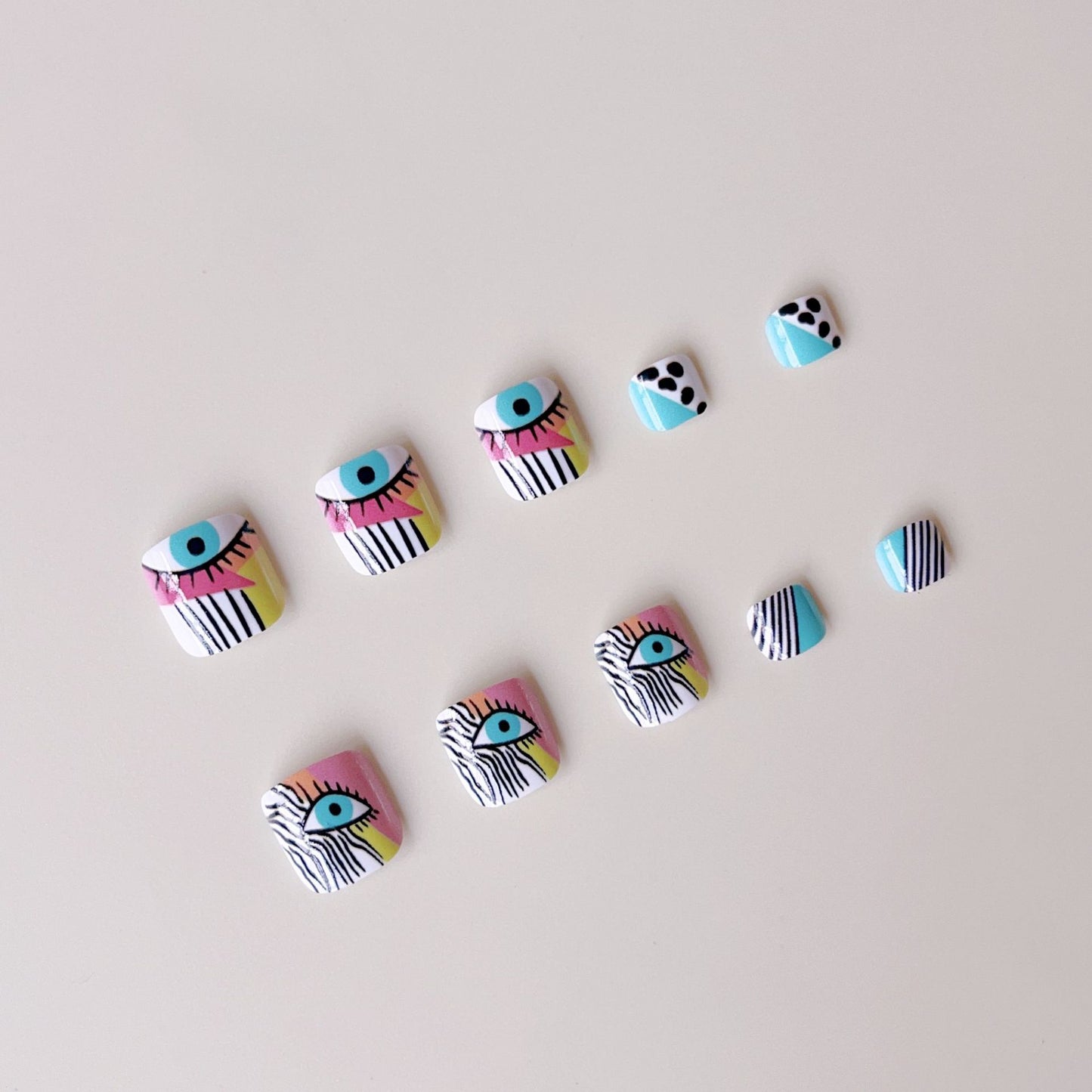 Kunstnagelset mit lebhaften Farbakzenten und geometrischen Mustern Brehn