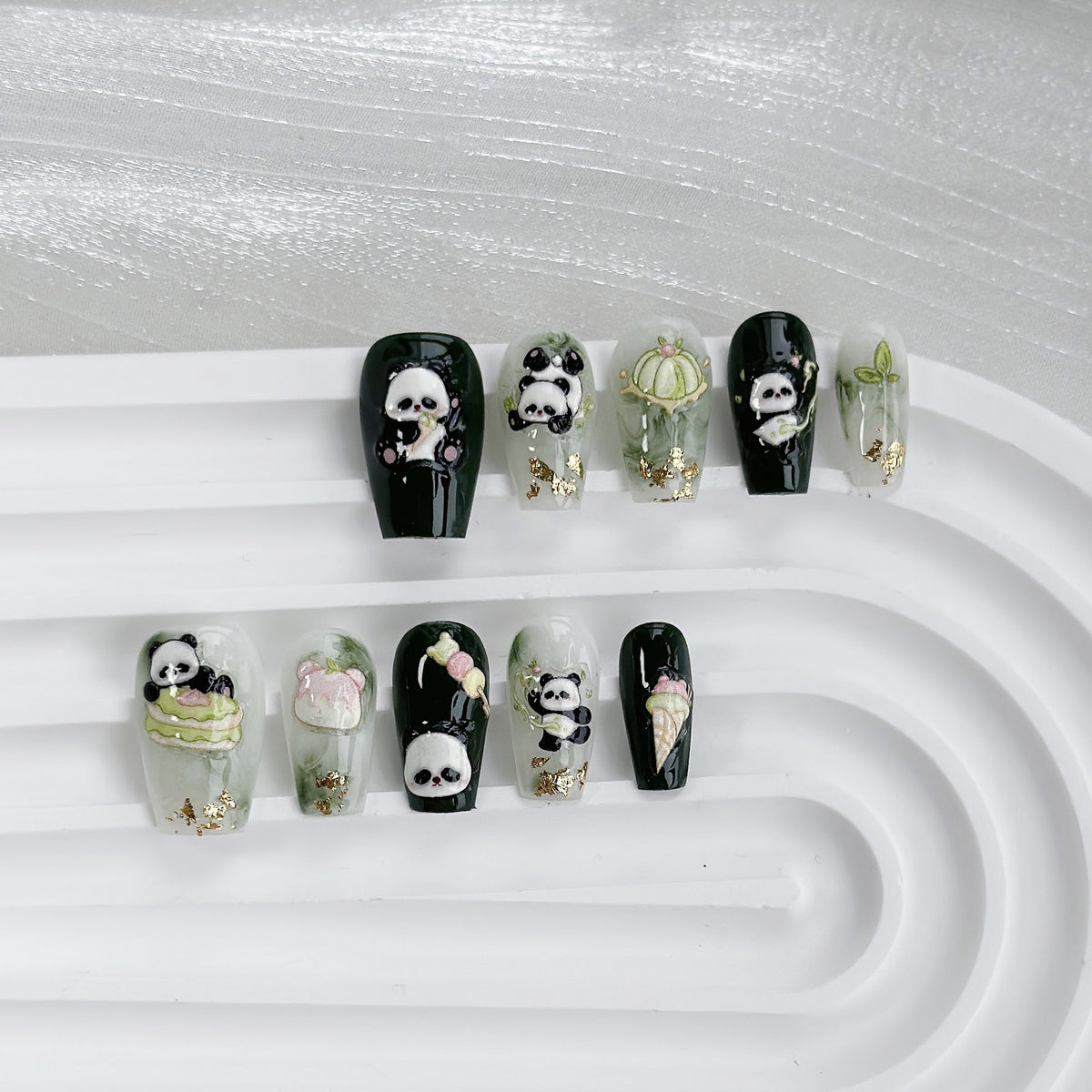 Künstlerisches Press-On Nagelkunst-Set mit süßen Panda-Designs
