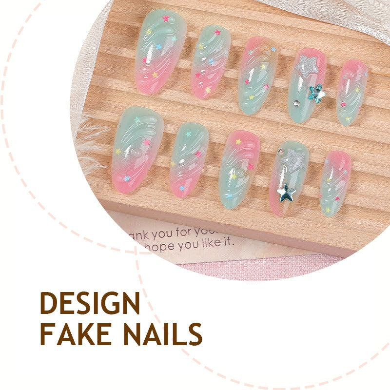 Kreatives Kunstnagelset mit farbenfrohem Ombre-Effekt und wunderschönen Verzierungen Brehn