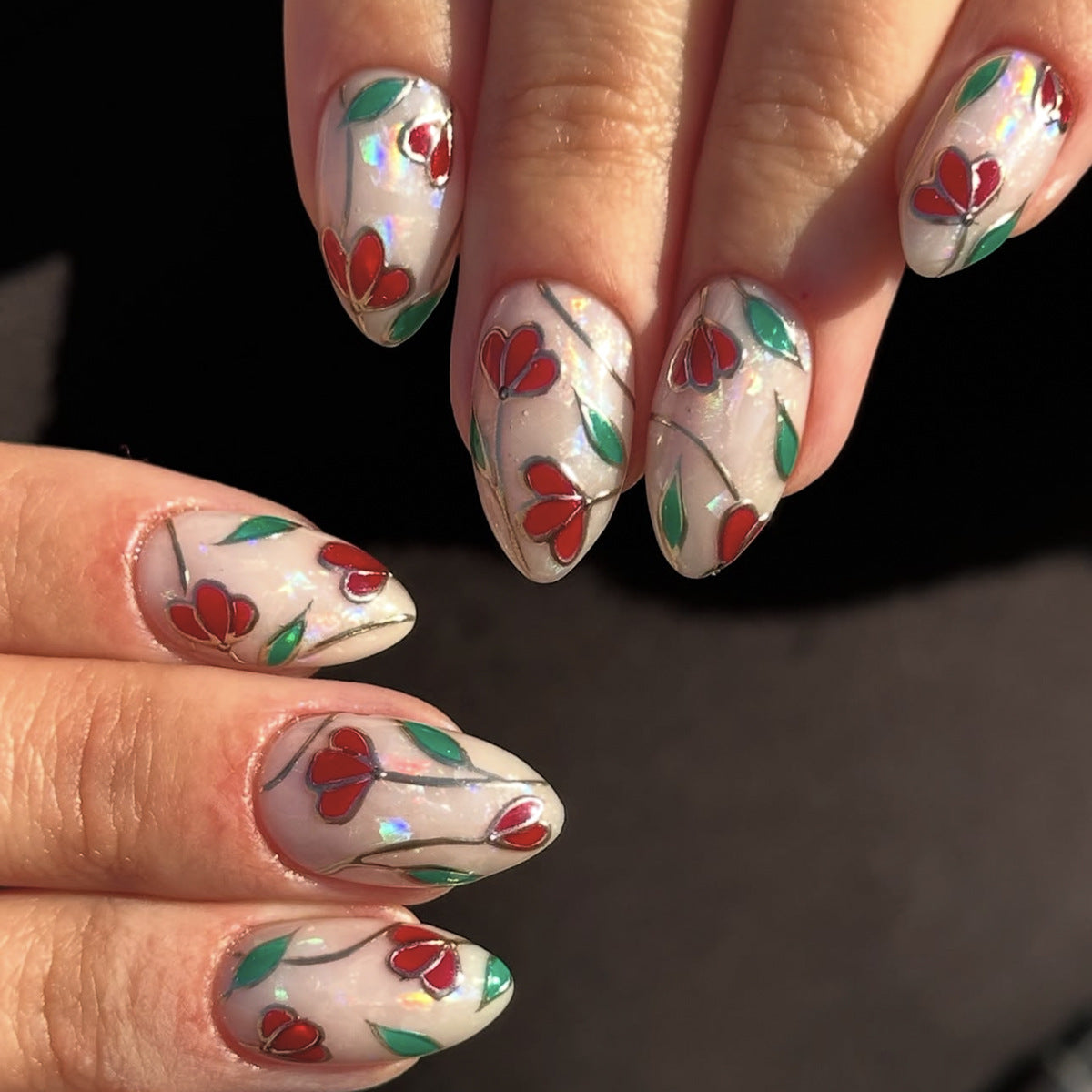 Kunstnagelset mit floralen Akzenten und Glitzer Brehn