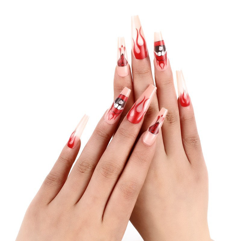 Kunstnägel mit kreativen Flammenmotiven Brehn