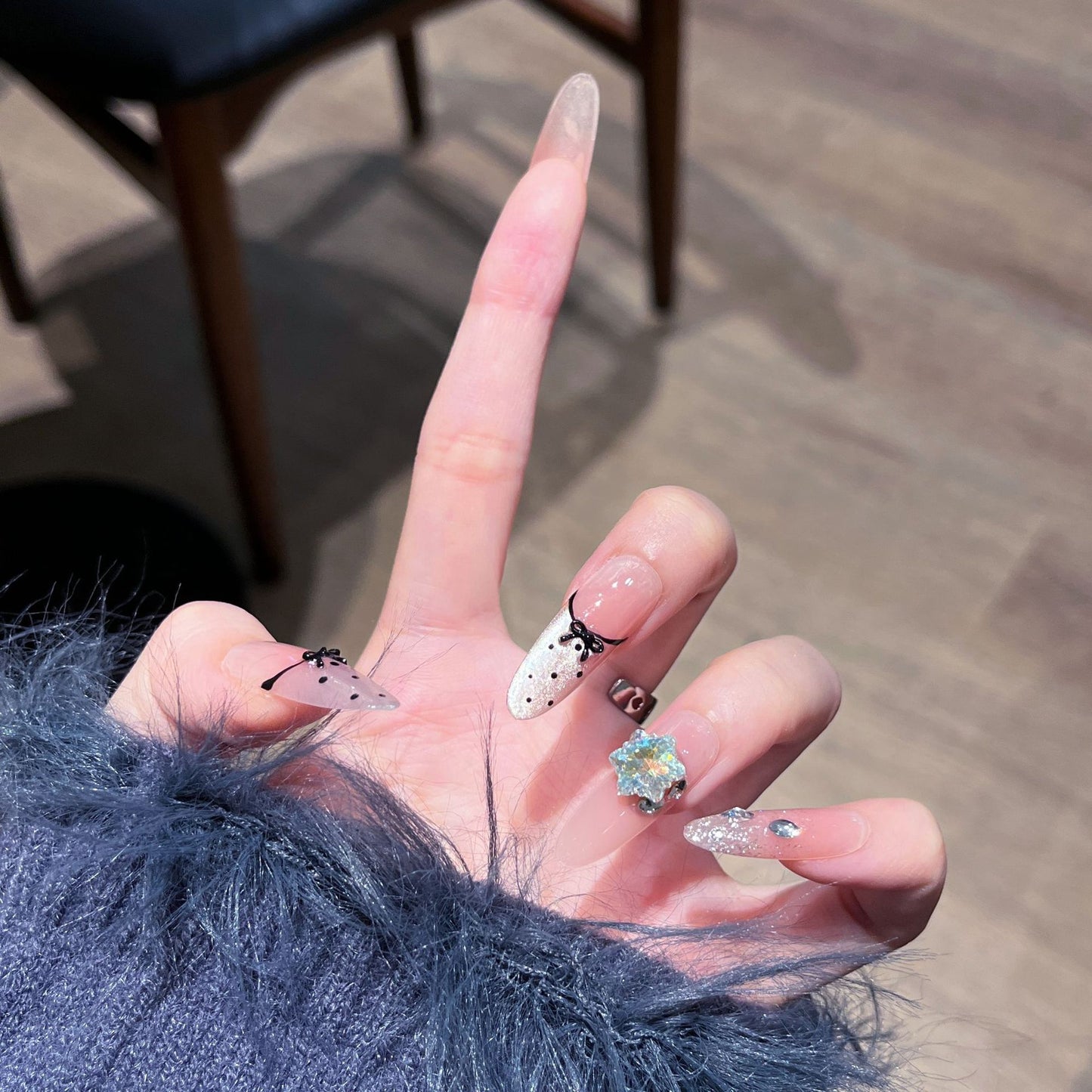 Dekoratives, mit Kristallen verziertes Press-On Nail Set Brehn
