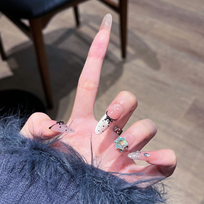 Dekoratives, mit Kristallen verziertes Press-On Nail Set Brehn