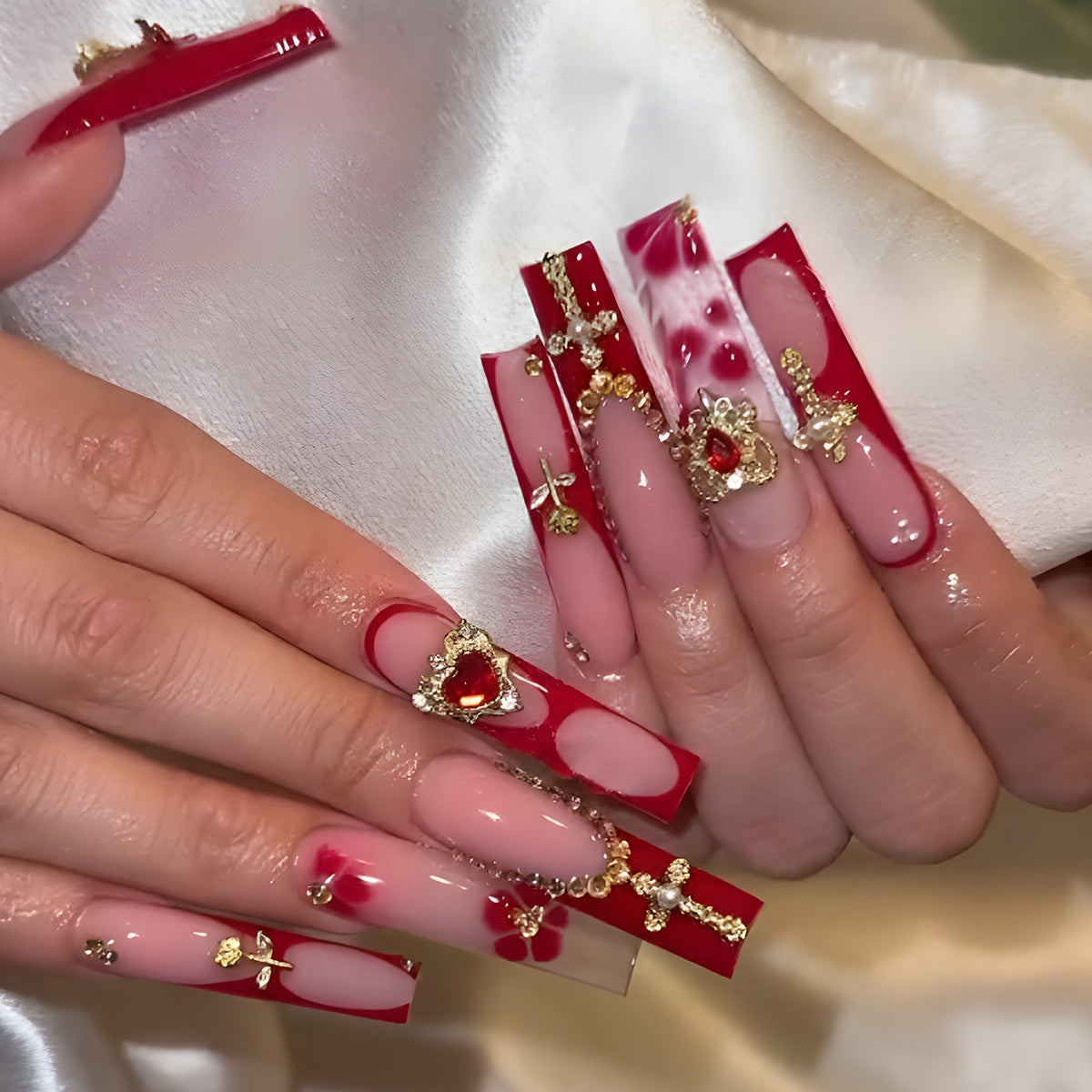 Glamouröse Stiletto Druck-Nägel mit künstlerischen goldenen und roten Akzenten Brehn