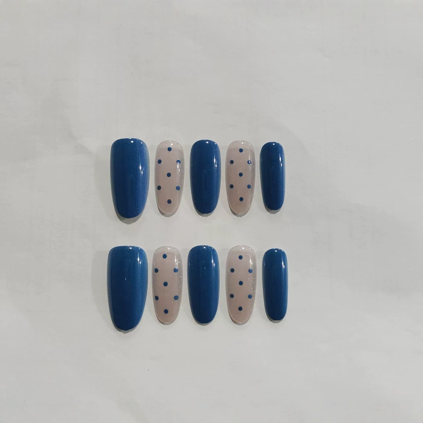 Elegantes Press-On-Nagelkunstset mit Juwelenelementen Brehn