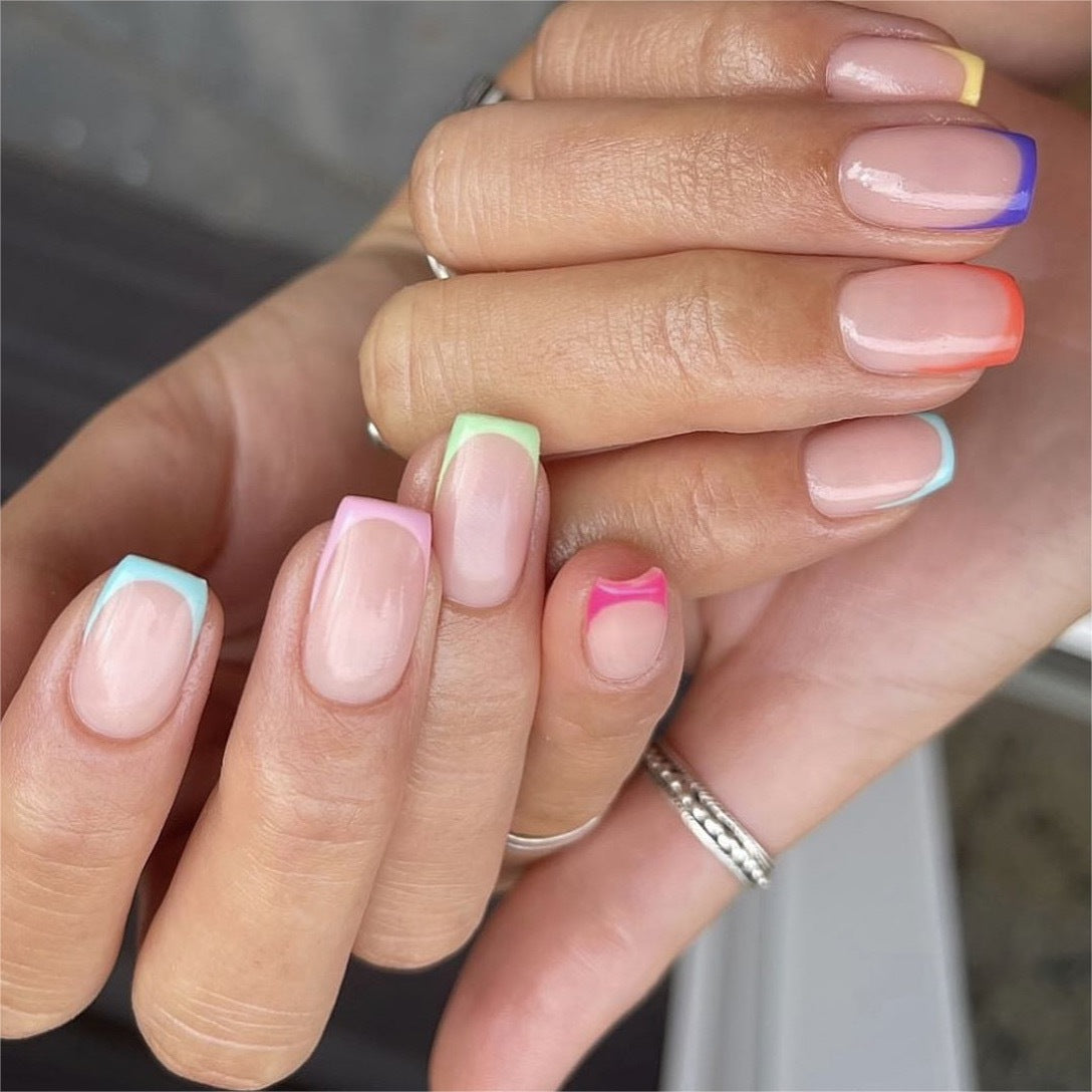 Kunstnagelset mit bunten Farbakzenten Brehn