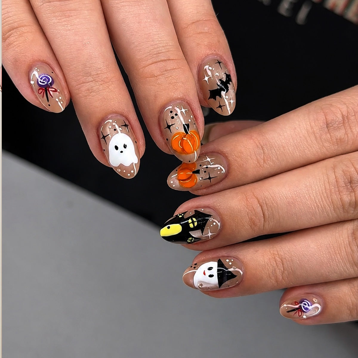 Kunstnagelset mit fröhlichem Halloween-Motiv und künstlerischen Designs Brehn