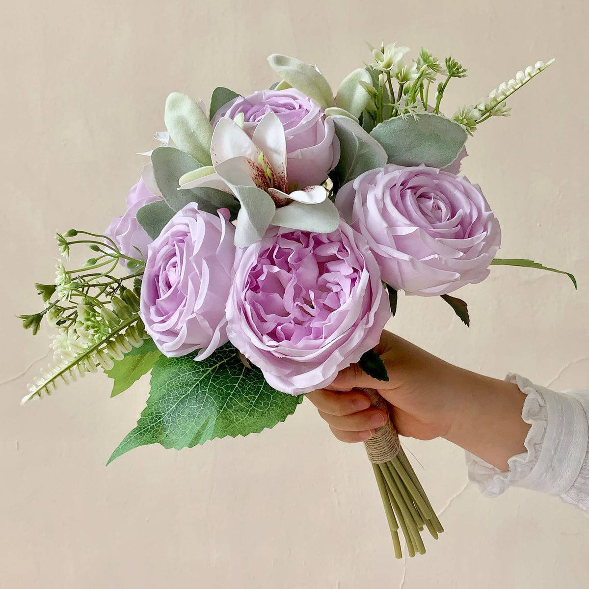 Eleganter künstlicher Blumenstrauß