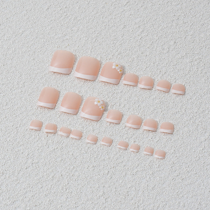 Kunstnagelset mit eleganten Blüten- und French-Spitzen Brehn
