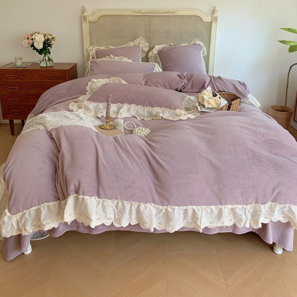 Kuschelige Microfleece-Bettgarnitur im Vintage-Cottage-Stil mit Baumwollspitzenbesatz