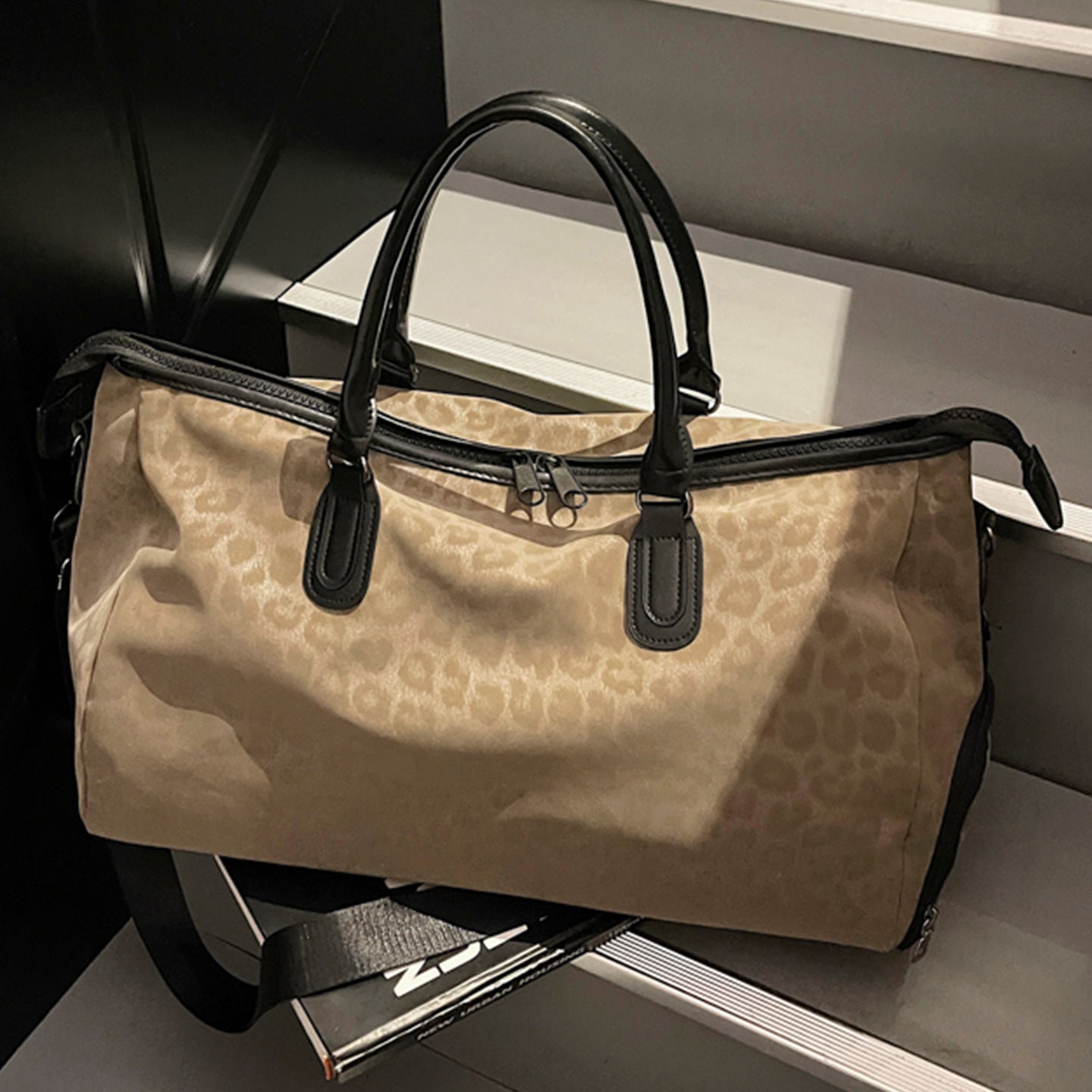 Elegante Reisetasche mit Innovativem Leopardenmuster Brehn