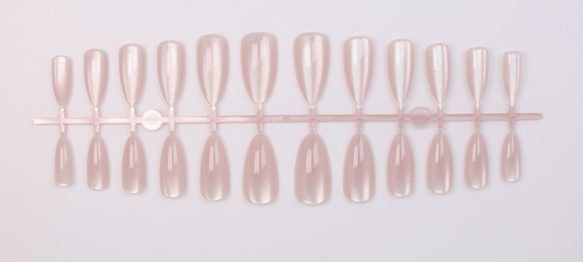 Kunstnagelset mit schimmernden Designs Brehn