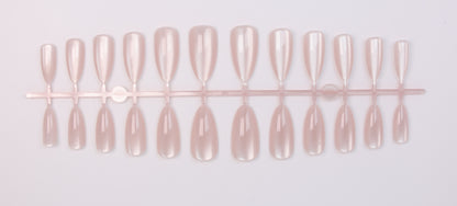 Kunstnagelset mit schimmernden Designs Brehn