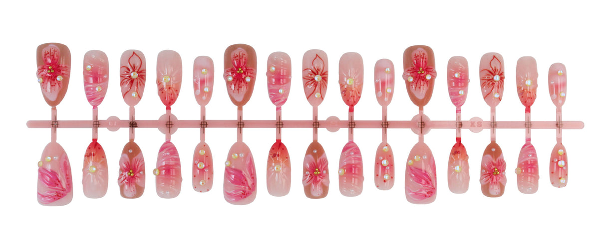 Kunstnagelset mit exquisiten floralen und 3D-Verzierungen Brehn