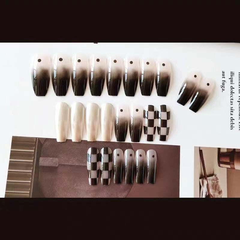 Kunstnagelset mit grafischen Mustern und elegantem Finish Brehn