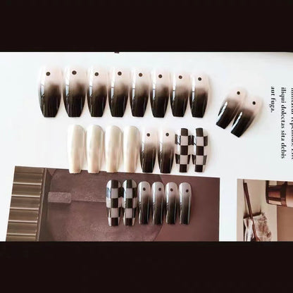 Kunstnagelset mit grafischen Mustern und elegantem Finish Brehn