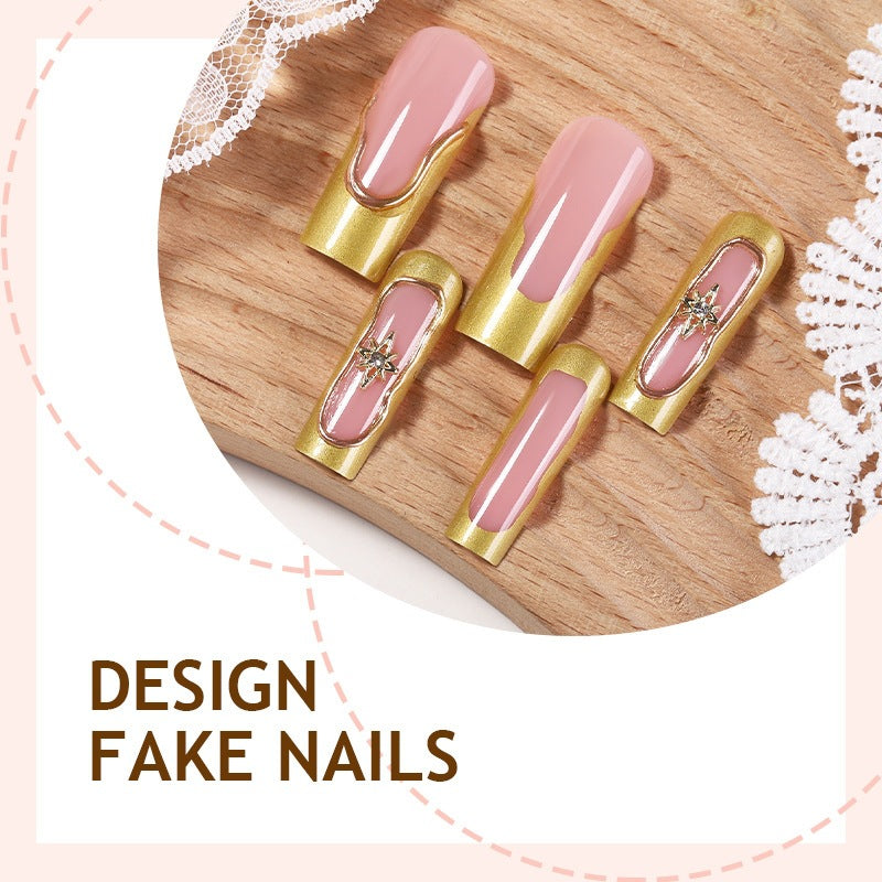 Kunstnagelset mit glamourösen Verzierungen und eleganten Akzenten Brehn