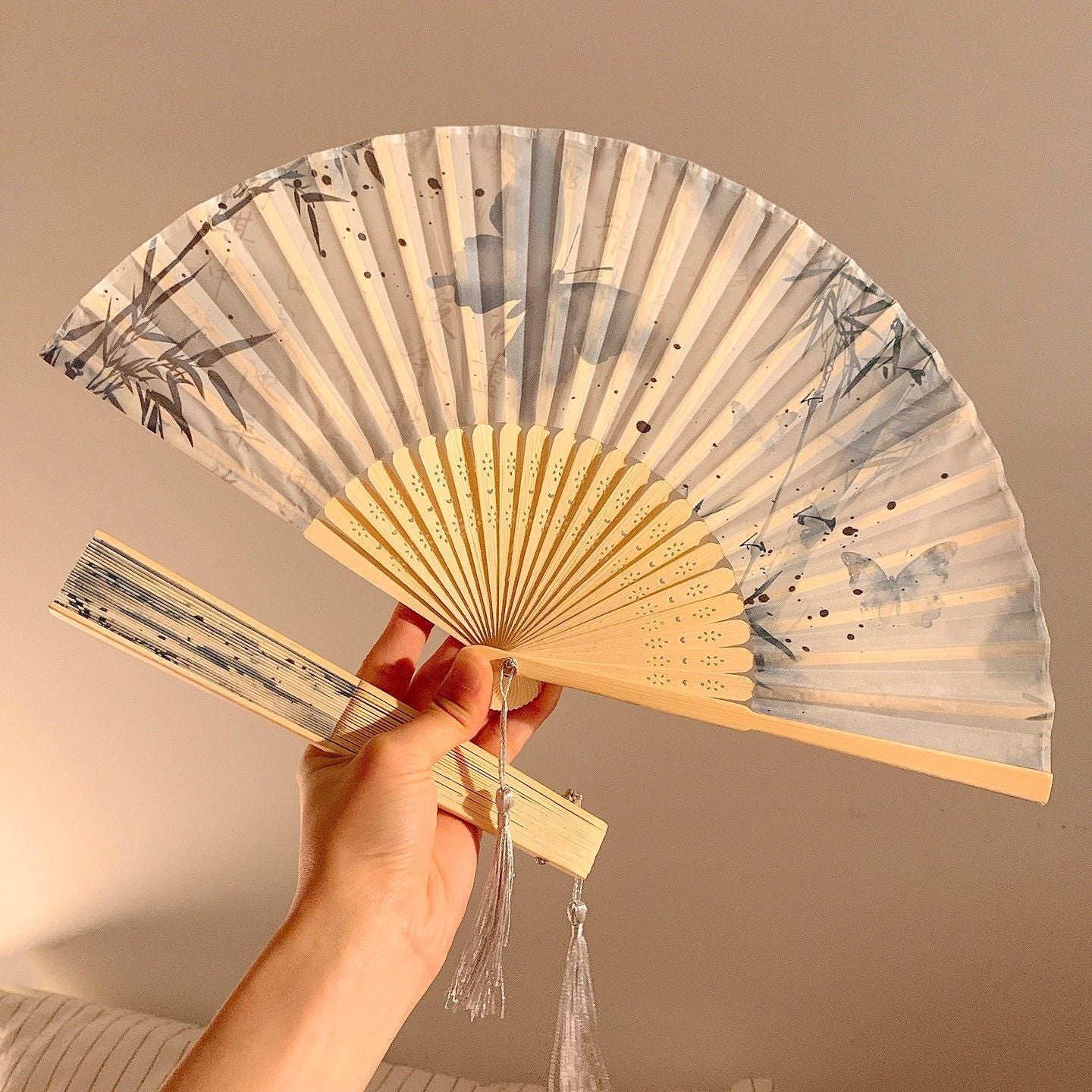 Handgefertigter Fächer mit Elegantem Schmetterlingsmotiv Brehn