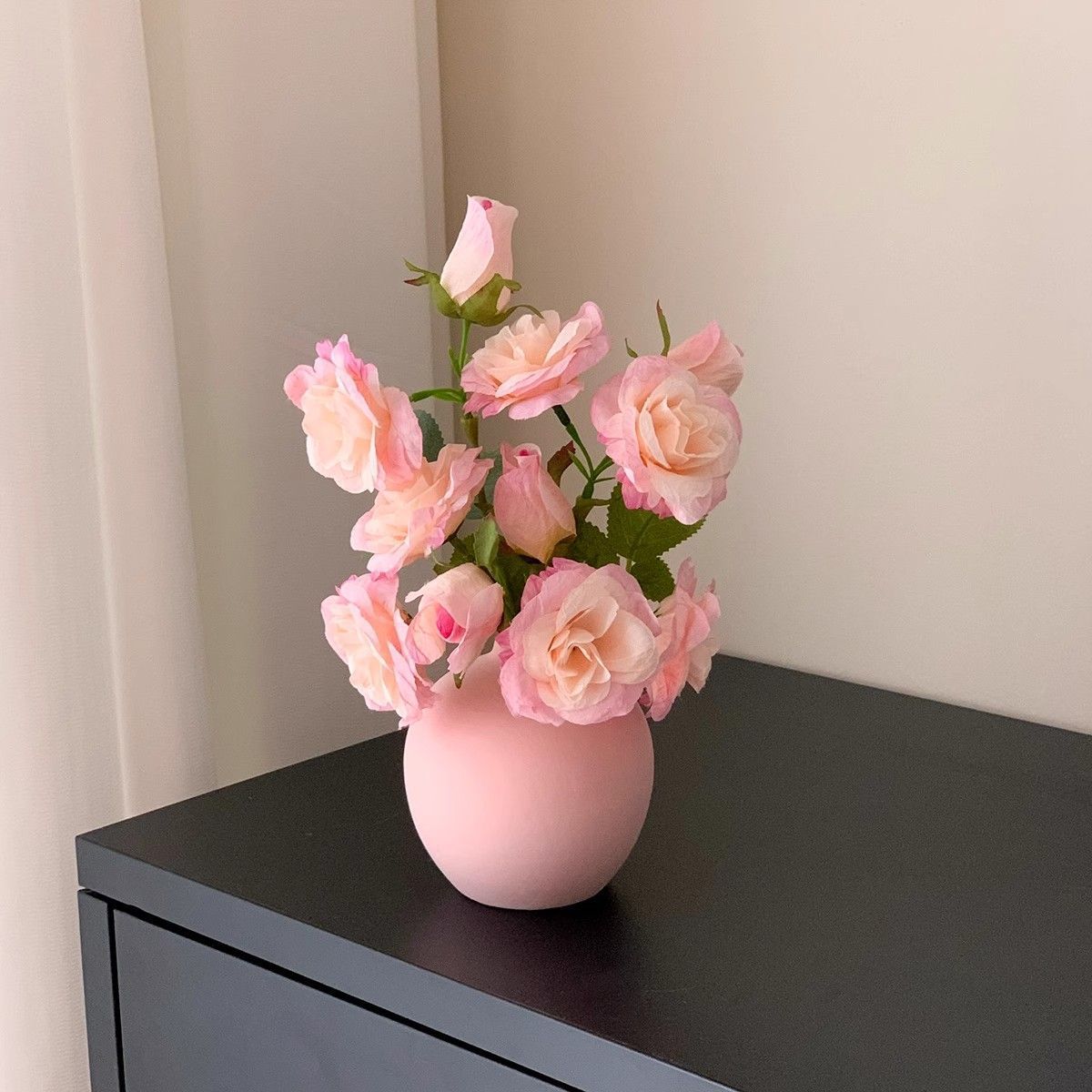 Lebensechte dekorative Blumengesteck