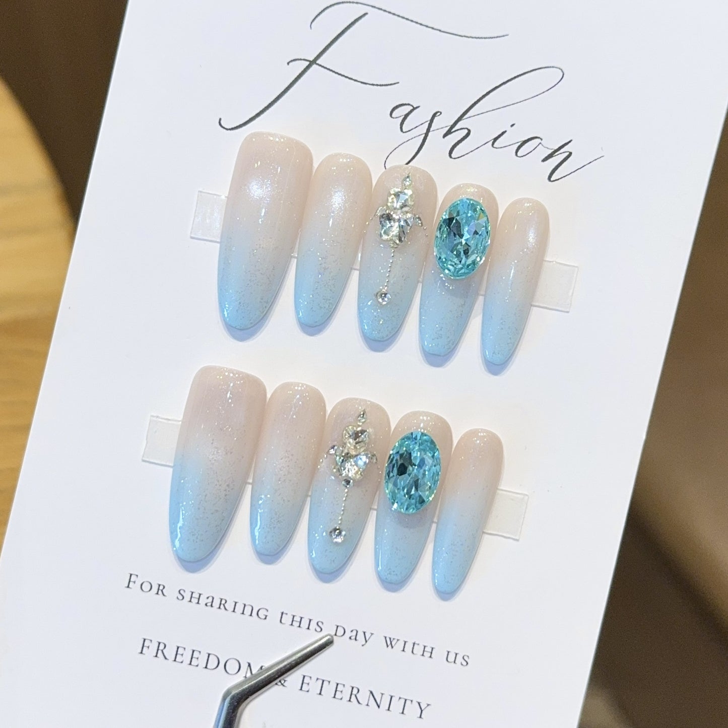 Glamouröse Kunstnägel mit Funkelnden Strassdetails Brehn