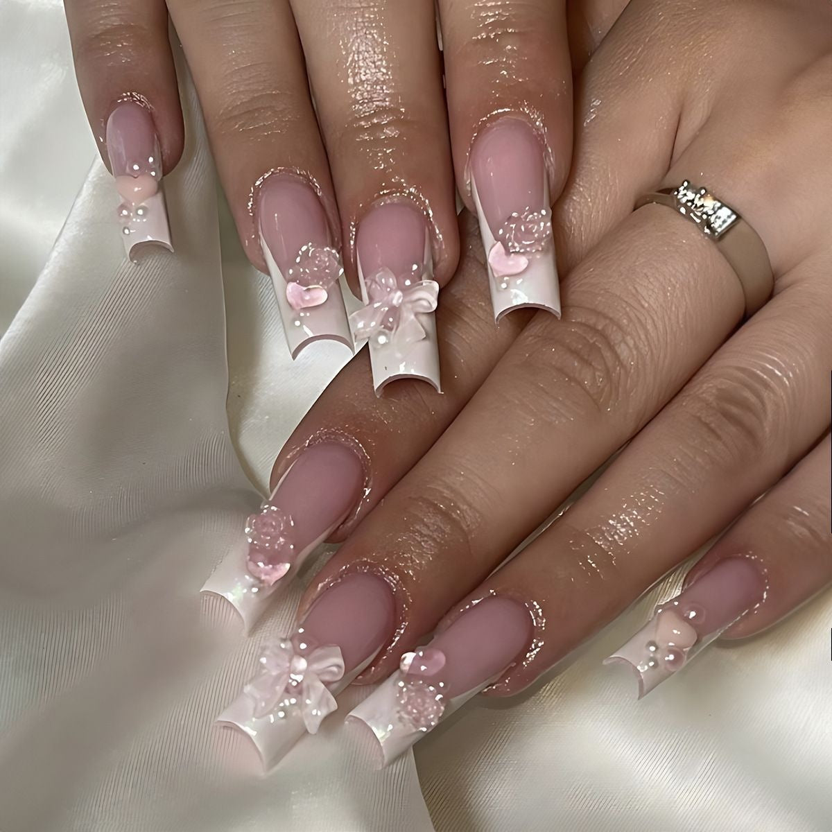 Kreatives Kunstnagelset mit zarten Perlen- und Glanzakzenten Brehn