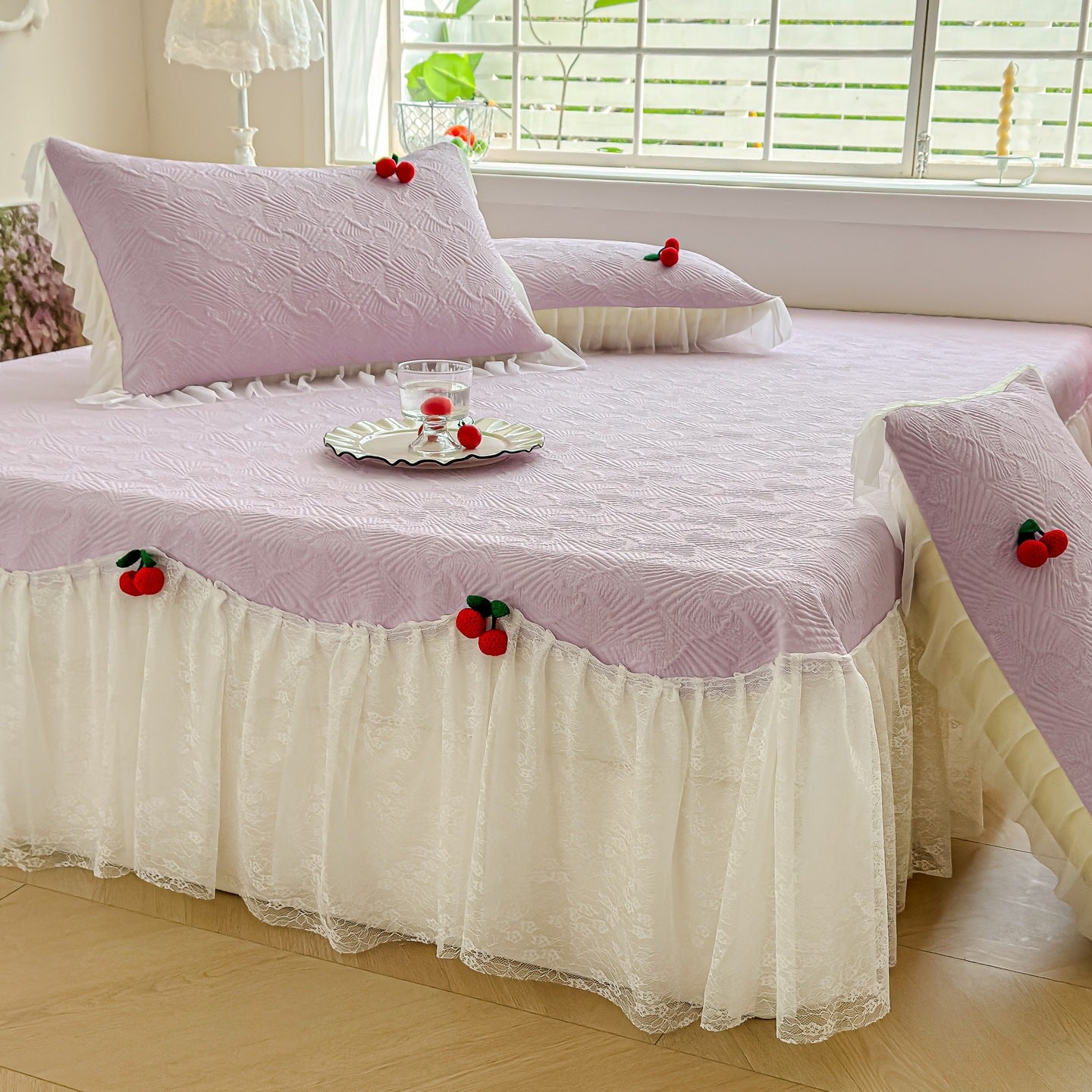 Damen Tagesdecke mit verspieltem Rüschendesign und eleganter Textur Brehn