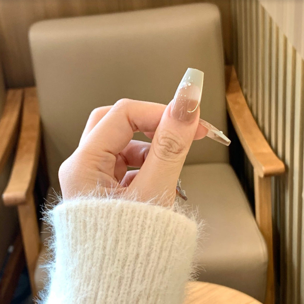 Elegantes Press-On-Nagelset mit dekorativen Tipps Brehn