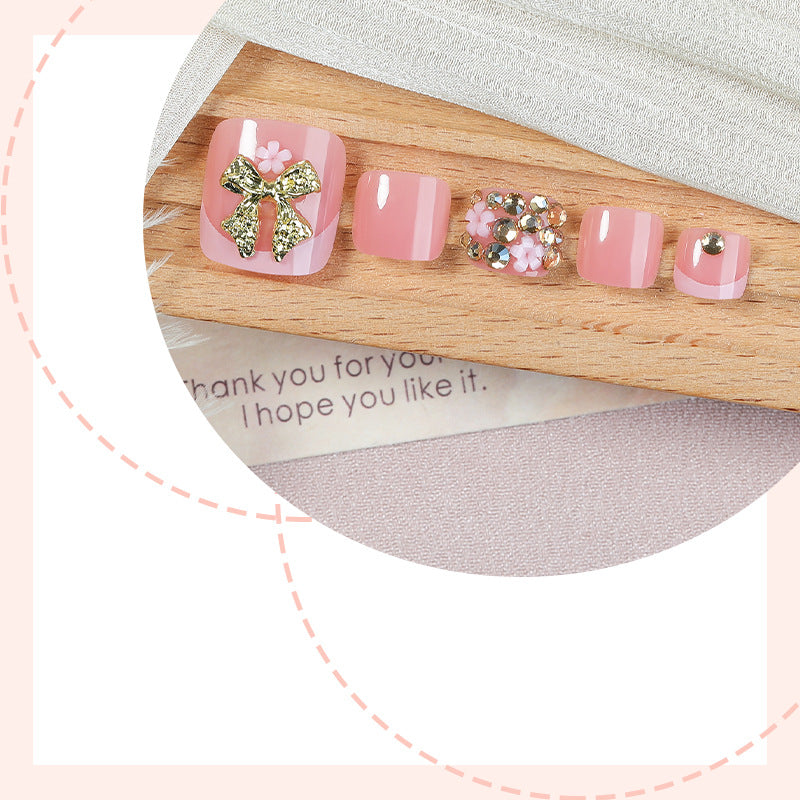 Kunstnagelset mit glamourösen Dekoren und schimmernden Akzenten Brehn