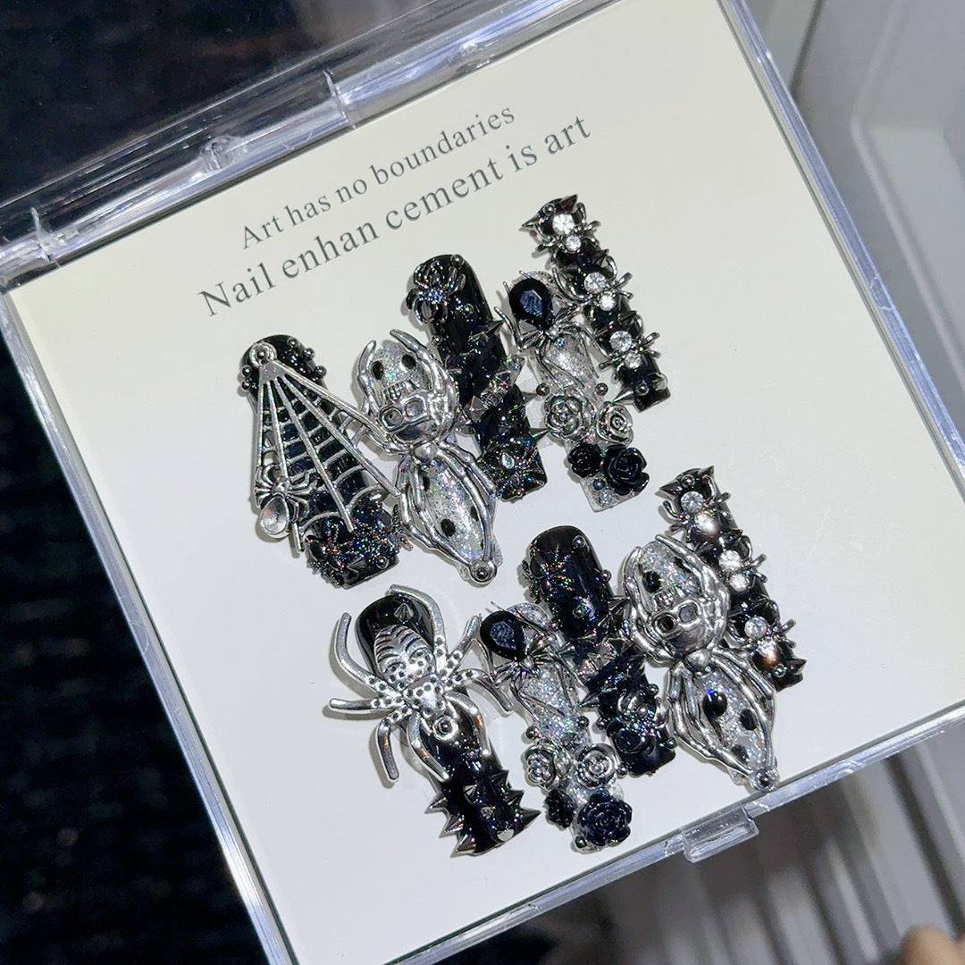 Gothic-inspirierte Nagelkunst-Dekorationen