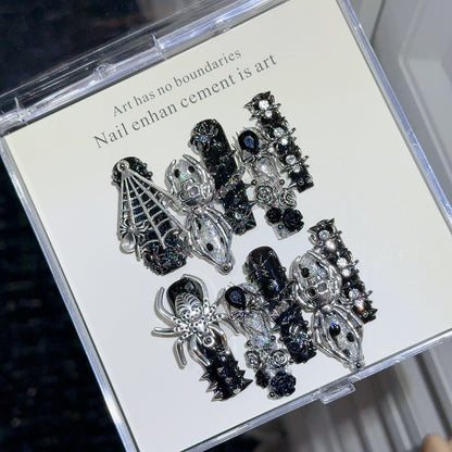 Gothic-inspirierte Nagelkunst-Dekorationen