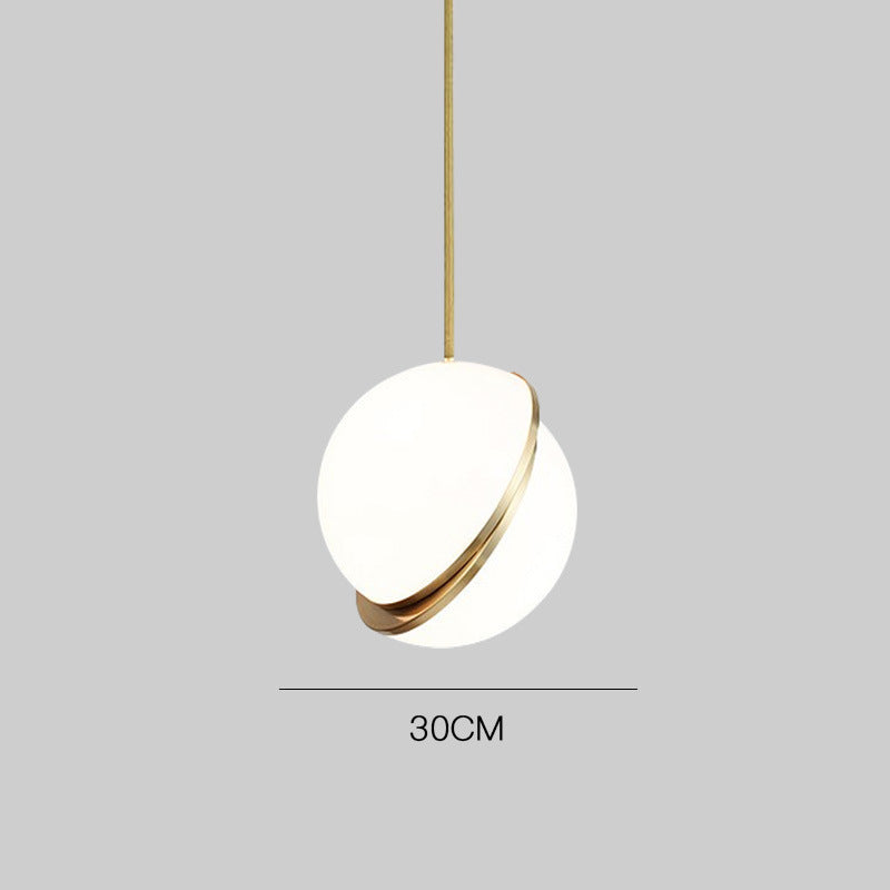 Moderner minimalistischer Pendelleuchte mit eleganten goldenen Akzenten